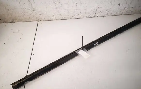 Volkswagen PASSAT B3 Rear door glass trim molding 