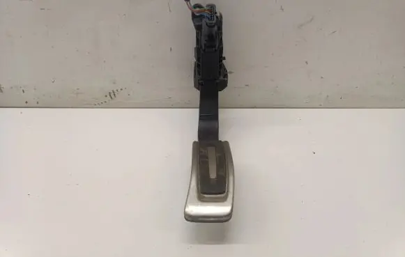 Volkswagen Touareg III Accelerator throttle pedal 8W1723523A