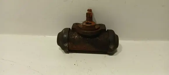 Toyota Land Cruiser (BJ70) Rear brake cylinder