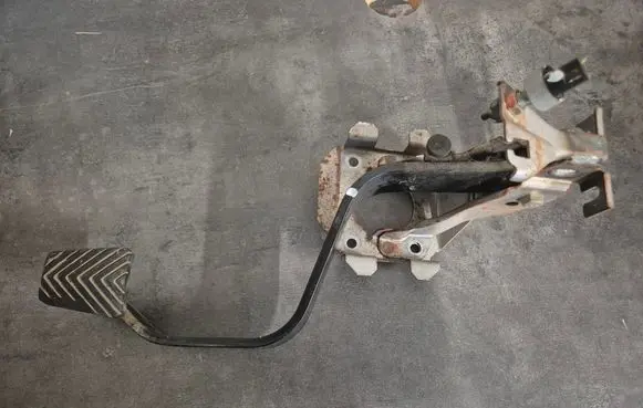 Mitsubishi Pajero Sport I Brake pedal 