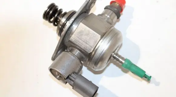 Audi A3 S3 8P Fuel injection high pressure pump 06H127025N