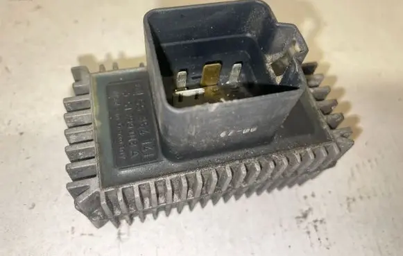 Opel Zafira B Glow plug pre-heat relay 55354141