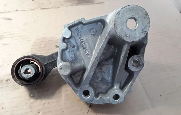 Citroen C5 Engine mounting bracket 9647646380