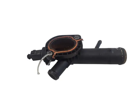 Volkswagen PASSAT B6 Engine coolant pipe/hose 03L121131F