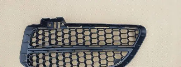 Volkswagen Touareg I Front bumper lower grill