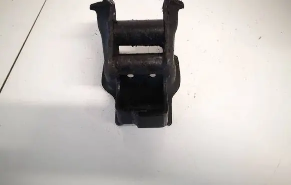 Engine mounting bracket