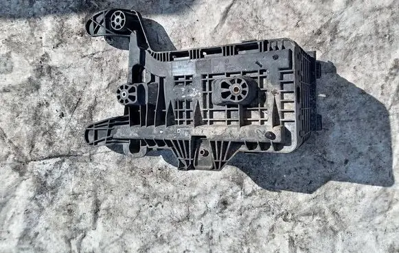 Volkswagen PASSAT B6 Battery box tray 1K0915333C