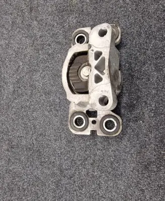 Land Rover Discovery Sport Engine mount bracket EJ327M121AD