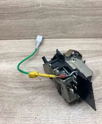 BMW 5 E39 Front door lock 8235126