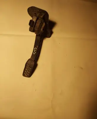 Accelerator throttle pedal