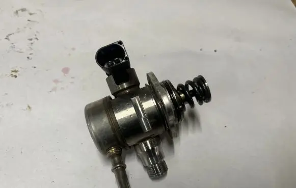 Seat Leon (5F) Mechanical fuel pump 05E127027