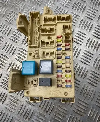 Toyota Avensis T250 Fuse module 82641CA020F 4420378814 03101708395401