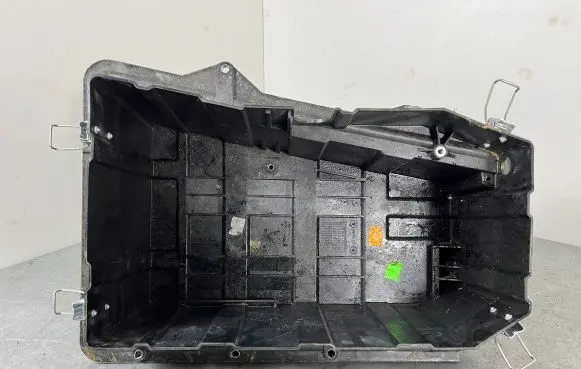 Volkswagen Touareg II Battery box tray 7P0801283