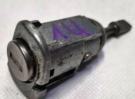 Skoda Octavia Mk1 (1U) Front door lock 1U0837167