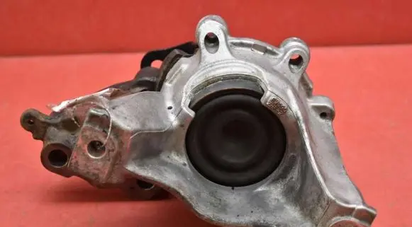 Honda CR-V Engine mount vacuum valve 
