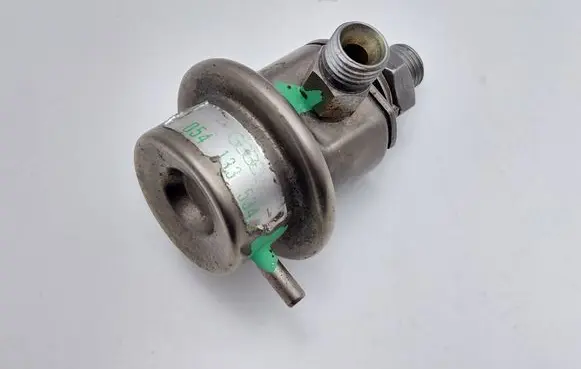 Audi 80 90 S2 B4 Fuel pressure regulator 054133534