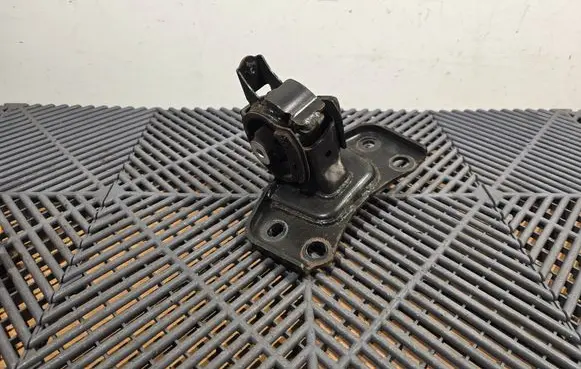 Toyota Auris E180 Engine mount bracket