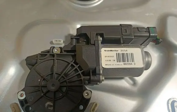 KIA Ceed Front door window regulator motor 402054D