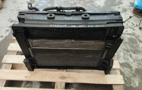 BMW 7 F01 F02 F03 F04 Coolant radiator 7575395