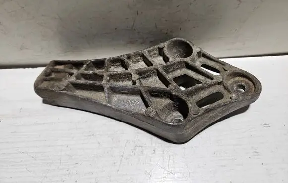 Opel Vectra A Engine mounting bracket 90305221 0047620
