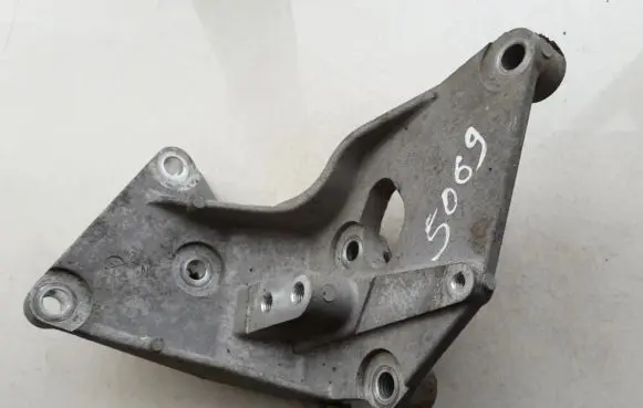 Nissan X-Trail T31 Engine mounting bracket