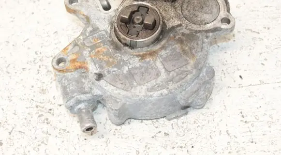 Volkswagen PASSAT CC Vacuum pump 03L145100F