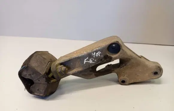 Engine mounting bracket