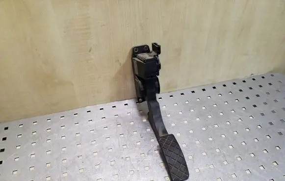 Volkswagen Golf IV Accelerator throttle pedal 0281002342