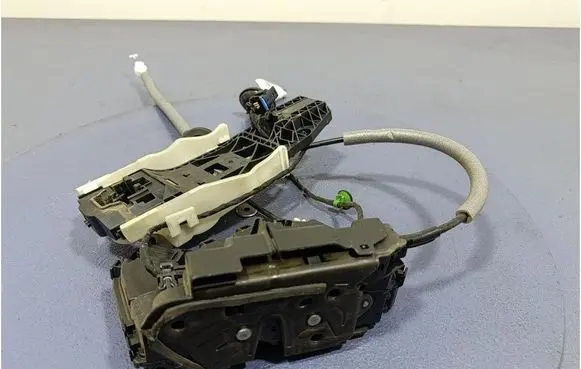 Skoda Octavia 985 Rear door lock 5TA839016L