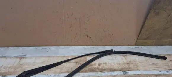Front wiper blade arm