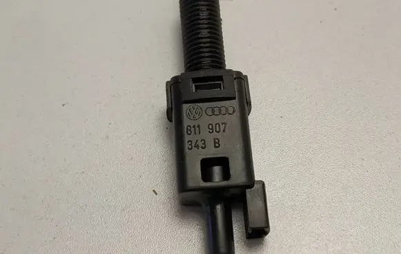 Volkswagen PASSAT B5 Brake pedal sensor switch 811907343B