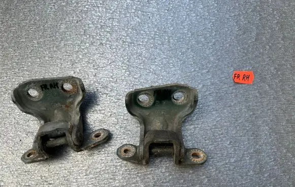Nissan Terrano Front door hinge set 8240090J31