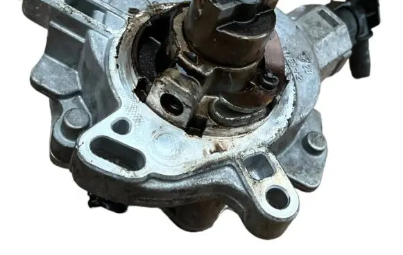 Ford Kuga II Vacuum pump bm5g2a451eb