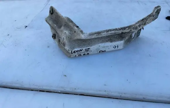 Seat Leon (1P) Fender mounting bracket 1P0821136
