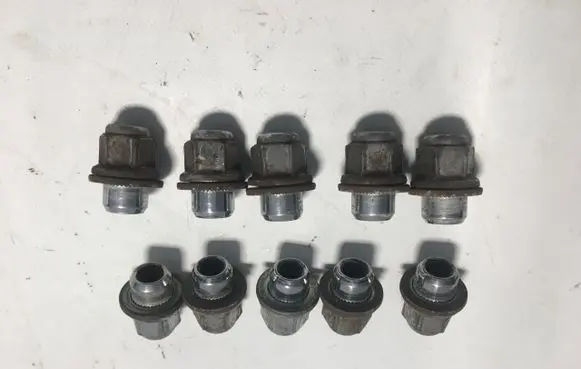 Toyota Avensis T270 Nuts/bolts 