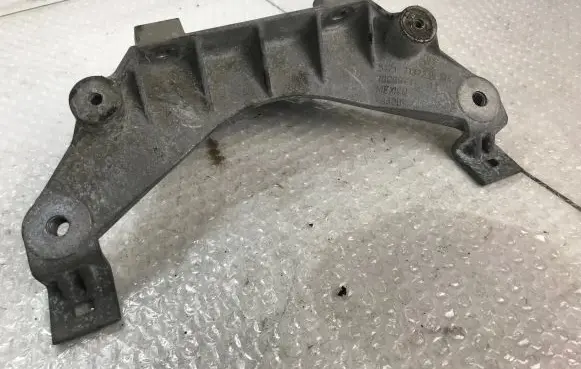 BMW X5 E70 Engine mounting bracket 7137238