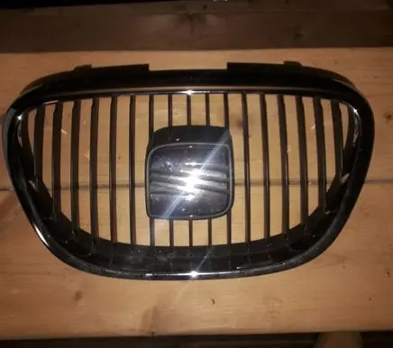 Seat Altea XL Front bumper upper radiator grill 5P0853654