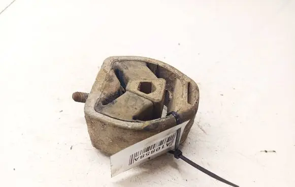 Volkswagen PASSAT B5 Engine mount bracket 8D0399151