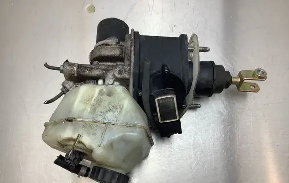 Mercedes-Benz E W211 Master brake cylinder A0004300312