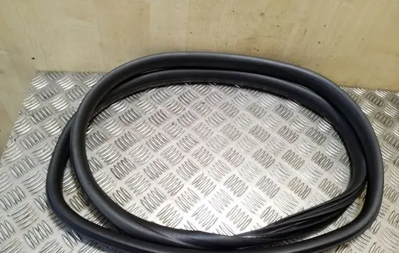 Volvo V50 Rear door rubber seal (on body) 