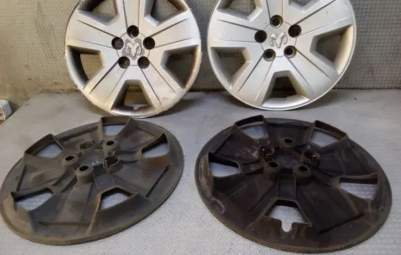 Dodge Caliber R17 wheel hub/cap/trim 05105021AB
