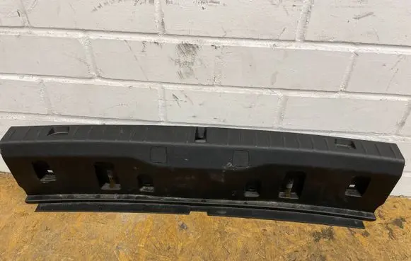 Trunk/boot sill cover protection