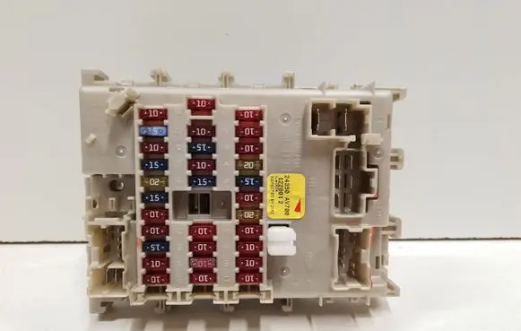 Nissan Primera Fuse module 24350AV700 1220012