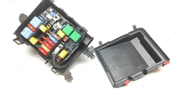 Peugeot 308 Fuse module 9804848580