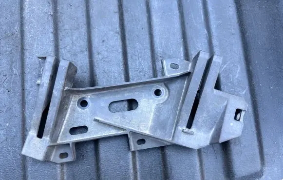 Headlight/headlamp mounting bracket