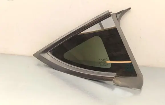 Tesla Model Y Rear vent window glass E008686