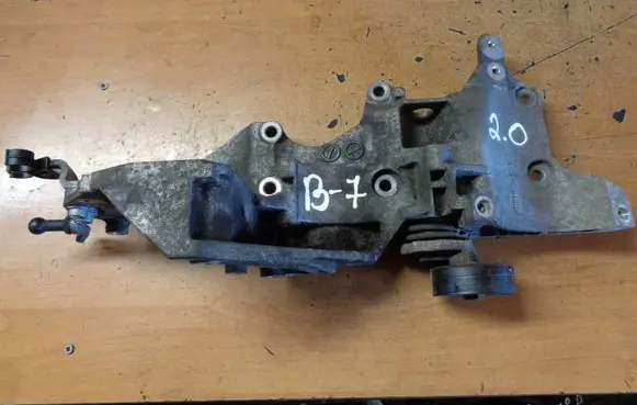 Volkswagen PASSAT B7 Generator/alternator bracket 03L903134Q