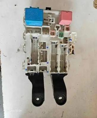 Toyota Avensis T270 Fuse module 8273005170C 15429A19