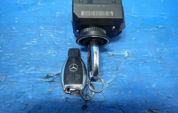 Mercedes-Benz C W204 Ignition lock A2075450108 33003213 33003215