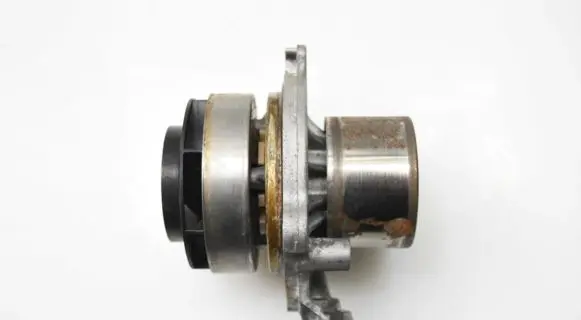 Volkswagen Golf VII Water pump 04L011E